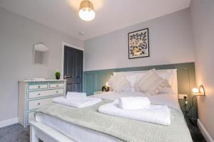 Un pat sau paturi într-o cameră la Lower Chestnut House, 2 Bedroom, Central Worcester