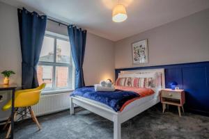 Un pat sau paturi într-o cameră la Lower Chestnut House, 2 Bedroom, Central Worcester