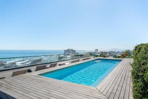 Bazén v ubytování Luxury Sea Point Apartment nebo v jeho okolí