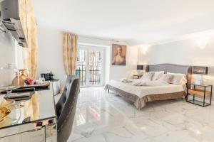 Un dormitorio blanco con una cama y una mesa. en Luxury&Charme historical center, en Génova