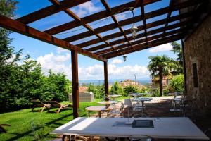 A garden outside Antica Quercia Villa & Spa