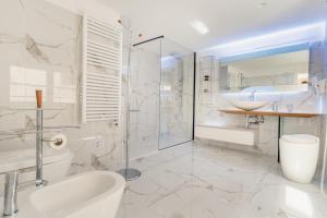 Un baño blanco con lavabo y ducha. en Luxury&Charme historical center, en Génova