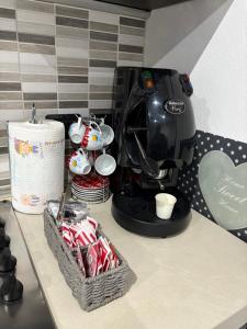 Příslušenství pro přípravu čaje a kávy v ubytování Appartamento LA CORTE
