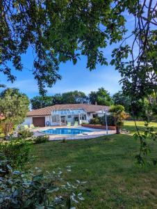 una casa con piscina in giardino di Magnifique maison avec piscine, idéalement située a La Teste-de-Buch