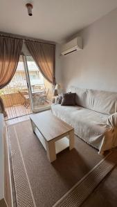 Una sala de estar con un sofá y una mesa de café. en Apartamento en Canet De Berenguer Playa - Valencia, en Valencia 28 fotos más