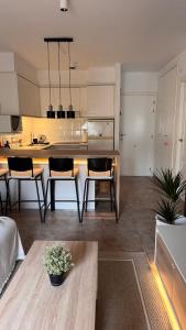 Una cocina con una mesa y sillas en una habitación. en Apartamento en Canet De Berenguer Playa - Valencia, en Valencia