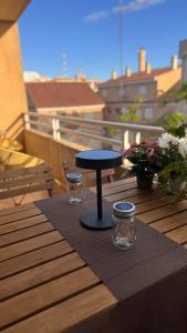 Una mesa con dos vasos sobre una mesa en un balcón. en Apartamento en Canet De Berenguer Playa - Valencia, en Valencia