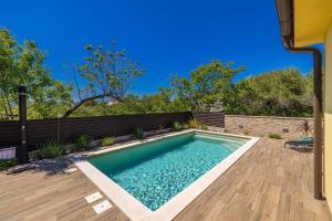 una piscina en el patio trasero de una casa en Holiday house AMARILLA with private pool, en Krk
