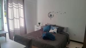 Un dormitorio con una cama con almohadas azules. en Casa cerca todo en Zapopan !, en Guadalajara