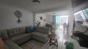 una sala de estar con un sofá y una mesa en Casa cerca todo en Zapopan !, en Guadalajara