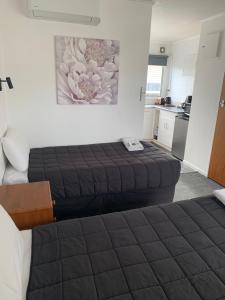 Postel nebo postele na pokoji v ubytování Brooklyne Motel Sanson
