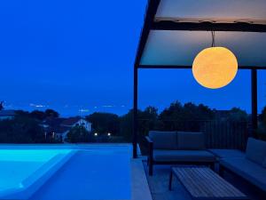 Bazén v ubytování Luxury Apartment St Hedonist with Pool and Garden nebo v jeho okolí