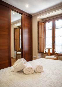 Una habitación con una cama con dos toallas encima. en Casa De Rama, en San Mamede de Carnota