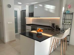 Kuchnia lub aneks kuchenny w obiekcie Luxurious apartment in Flamenca Village with pool view VDE-095
