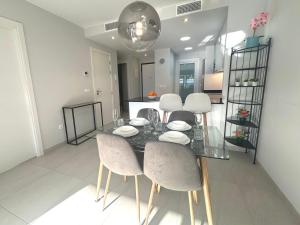 Kuchnia lub aneks kuchenny w obiekcie Luxurious apartment in Flamenca Village with pool view VDE-095