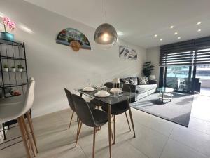 Posezení v ubytování Luxurious apartment in Flamenca Village with pool view VDE-095