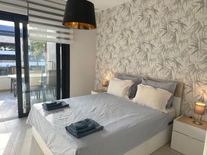 sypialnia z łóżkiem i dwoma ręcznikami na nim w obiekcie Luxurious apartment in Flamenca Village with pool view VDE-095 w mieście Orihuela