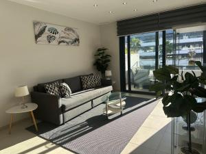 Część wypoczynkowa w obiekcie Luxurious apartment in Flamenca Village with pool view VDE-095