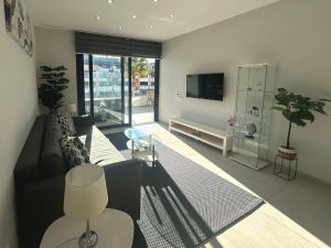 Telewizja i/lub zestaw kina domowego w obiekcie Luxurious apartment in Flamenca Village with pool view VDE-095