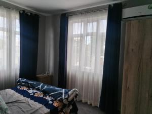 Postel nebo postele na pokoji v ubytování Beautiful Apartment in Albion in gated community with shared pool