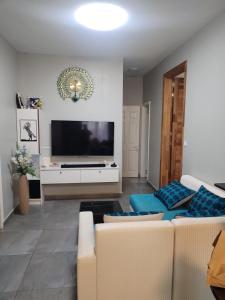 TV a/nebo společenská místnost v ubytování Beautiful Apartment in Albion in gated community with shared pool