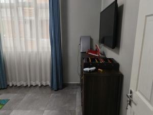 TV a/nebo společenská místnost v ubytování Beautiful Apartment in Albion in gated community with shared pool