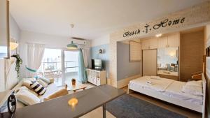 IskeleにあるCaesar Vitus Beach Homeのソファとテーブルのあるリビングルーム