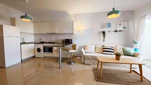 IskeleにあるCaesar Vitus Beach Homeのソファとテーブルのあるキッチンとリビングルーム