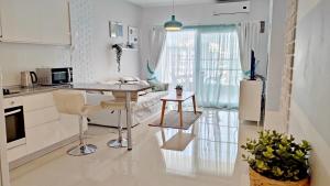 IskeleにあるCaesar Vitus Beach Homeの部屋にテーブルと椅子のあるキッチン +56枚の写真
