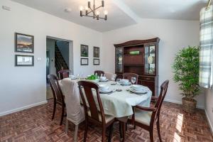 a dining room with a table and chairs at Felin Traeth Cottage in Rhosneigr