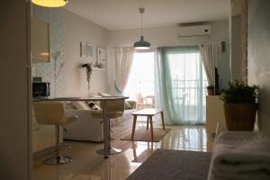 IskeleにあるCaesar Vitus Beach Homeのテーブルと椅子のあるキッチンとリビングルーム