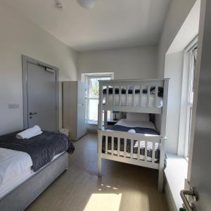 una camera con un letto e un letto a castello di Trivia House a Swanlinbar