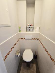 Un pequeño baño con inodoro en una habitación. en Splendid 2 bedroom apartment in Etterbeek, en Bruselas 4 fotos más