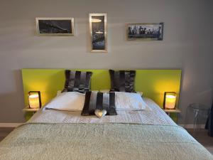 Magnifique Studio dans Villa Contemporaine au Calme avec Piscine & Parking Privé à Beaumont les Valence & Montéléger客房内的一张或多张床位