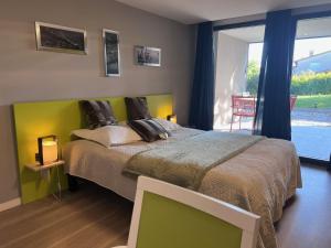 Beaumont-lès-ValenceMagnifique Studio dans Villa Contemporaine au Calme avec Piscine & Parking Privé à Beaumont les Valence & Montéléger的一间带大床和大窗户的卧室