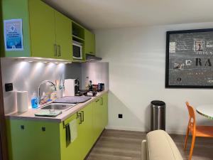 Magnifique Studio dans Villa Contemporaine au Calme avec Piscine & Parking Privé à Beaumont les Valence & Montéléger的厨房或小厨房