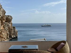 uma vista para o oceano com um barco na água em Belyounech vue sur mer et montagne 2 bederoom em Tetouan