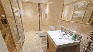 Phòng tắm tại Shippenrill Croyde - Sleeps 14 - Hot Tub option - Stylish Home with fire pit, table tennis & dog friendly +19 ảnh