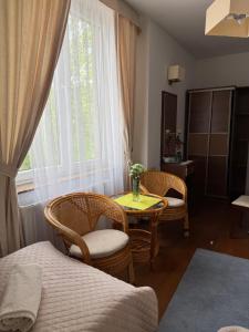 Гостиная зона в RESTAURACJA KAWIARNIA POKOJE do WYNAJĘCIA