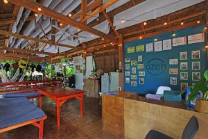 Veitingastaður eða matsölustaður á Ozen Freediving Hostel +29 myndir