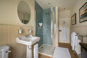 un bagno con lavandino e doccia di Keeper's Cottage a Glenarm Altre 5 foto