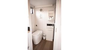 Kylpyhuone majoituspaikassa Odyssean Tiny House B by Tiny Away 36 kuvaa lisää