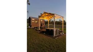 สวนหย่อมนอก Odyssean Tiny House B by Tiny Away
