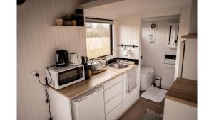 ครัวหรือมุมครัวของ Odyssean Tiny House B by Tiny Away