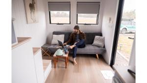 พื้นที่นั่งเล่นของ Odyssean Tiny House B by Tiny Away