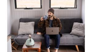 พื้นที่นั่งเล่นของ Odyssean Tiny House B by Tiny Away