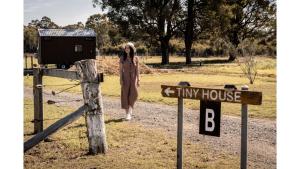 ภาพในคลังภาพของ Odyssean Tiny House B by Tiny Away ในเซสส์น็อก