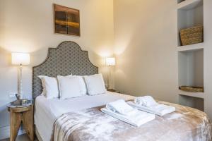 a bedroom with a bed with two towels on it at Velamar in Aduanas