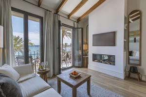 a living room with a couch and a fireplace at Velamar in Aduanas