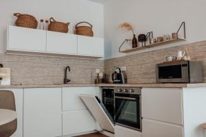 A kitchen or kitchenette at Villa Erdődy Resort